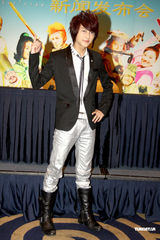 幻灯图：导演钟少雄宣传《嘻游记》 棒棒糖王子现身