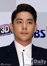 组图：SJ3D新片首映式 众成员正装出席宣传