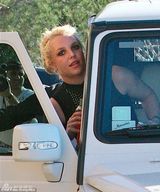 组图：布兰妮黑纱透视装购物 肌肤似雪身姿曼妙