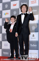 组图：韩星吴政世携小演员亮相釜山红毯比V卖萌