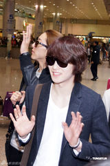 组图：CNBLUE再度袭台 粉丝疯狂包围机场