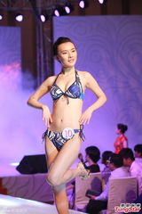 组图：亚姐大中华赛区泳衣秀 爆乳美腿一览无余