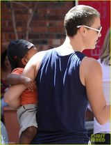 组图：查理兹塞隆寸头现身 背心热裤展母爱