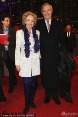 组图：群星亮相闭幕红毯秀 着装低调显黯淡