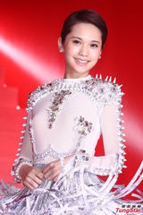 组图：杨丞琳穿华服亮相 尾椎伤势未复原