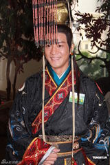 组图：黎耀祥与郑则仕斗戏 周家蔚与佘诗曼饭聚