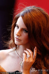 组图：歌手拉娜德雷黑裙亮相 波浪卷发青春性感