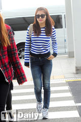 组图：韩团4minute赴港 戴墨镜埋头亮相机场