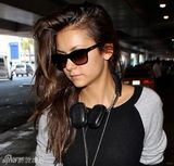 组图：妮娜黑超热裤赴机场 袒露吸血鬼角色心声