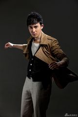 组图：张睿型男写真曝光 化身古堡王子酷帅来袭