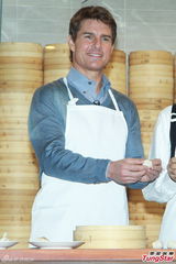 组图：阿汤哥围裙学做小笼包 拍照签名来者不拒