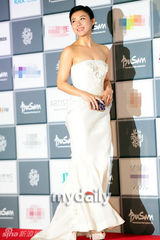 组图：李贤宇金素妍等星亮相釜山电影节开幕式