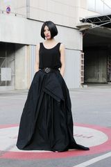 组图：尚雯婕再受邀巴黎时装周 高腰长裙优雅