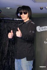 高清组图：萧敬腾献唱珠宝秀 黑超耍酷难掩紧张