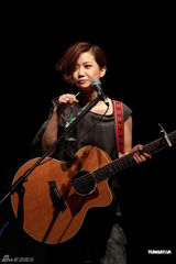 组图：陈奕迅现身卢凯彤音乐会 台上热吻