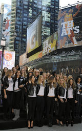 幻灯：维多利亚秘密内衣秀众超模纽约街头拍写真