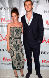 组图：克里斯汀-斯图尔特抹胸裙亮相首映礼