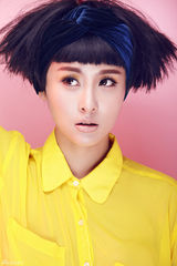 组图：贾青俏丽短发写真演绎亮色之春