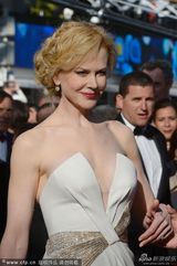 组图：评委妮可-基德曼深V白裙性感惊艳