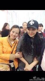 组图：张柏芝邓萃雯当义工 全程低调无媒体