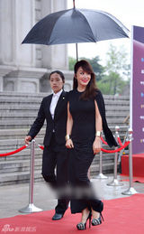 组图：严正花黑裙霸气 烈焰红唇显女王气场