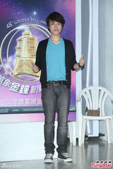 组图：关诗敏孙自佑担纲金钟开场 练舞不敌小孩