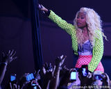 组图：麻辣鸡个唱粉丝强行上台 与保镖激烈扭打