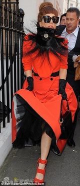 组图：Lady Gaga红裙扮贵妇 反季节穿衣雷人