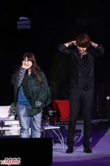 组图：韩星申彗星台湾大秀“骑马舞”