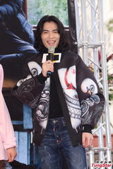 组图：萧敬腾亮相签书会长发飘飘 粉丝挤爆现场