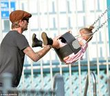 组图：小贝带爱女荡秋千疯玩 小七粉裙皮靴混搭