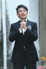 组图：张震大婚献吻娇妻 亲手为新娘提裙摆