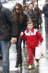 组图：贝嫂带老三买美食 踩超高跟显辣妈本色