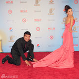 组图：伊娃-朗格利亚低胸礼服亮相 展露好身材