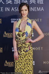 组图：名模Jessica C笑容妩媚 深V裙难掩半球