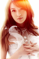 组图：赵晨妍新写真充满朝气 展现甜美知性一面