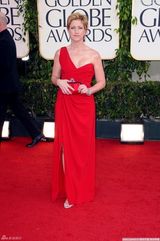 高清图：伊迪-凡尔克红色长裙演绎知性女神