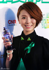 组图：TOP榜后台群星开心合照 奖杯似巨型针头