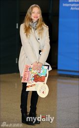 组图：好莱坞影星阿曼达-塞弗里德赴韩参加活动