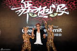 组图：罗志祥为演唱会造势 与美豹装舞者表演