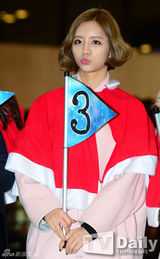 组图：GirlsDay穿红斗篷亮相机场 娇俏可爱