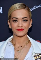 组图：瑞塔-欧拉深V难见胸 水钻棒球服抢眼