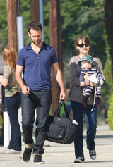 高清组图：娜塔丽-波特曼一家三口外出儿子可爱