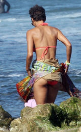 组图：哈利-贝瑞携女儿海边度假 遭偷袭险走光