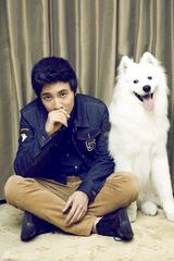 组图：薛之谦展温柔一面 与宠物狗鳌拜拍写真