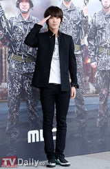 组图：《真正的男人》发布会众男星立正行军礼