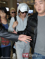 组图：JYJ今日抵韩国 闻噩耗朴有天泪洒机场