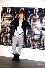 组图：吴克群备战个唱全鸡餐进补 六美女轮番上菜