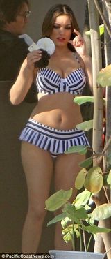 组图：布鲁克泳池拍写真 四套比基尼秀傲人双峰