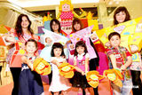 幻灯图：香港举办母亲节活动 小朋友向母亲表爱意